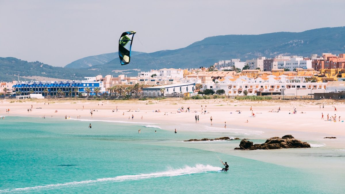 Les meilleurs spots de kitesurf en France et à l’étranger 🌊🏄‍♂️🌴